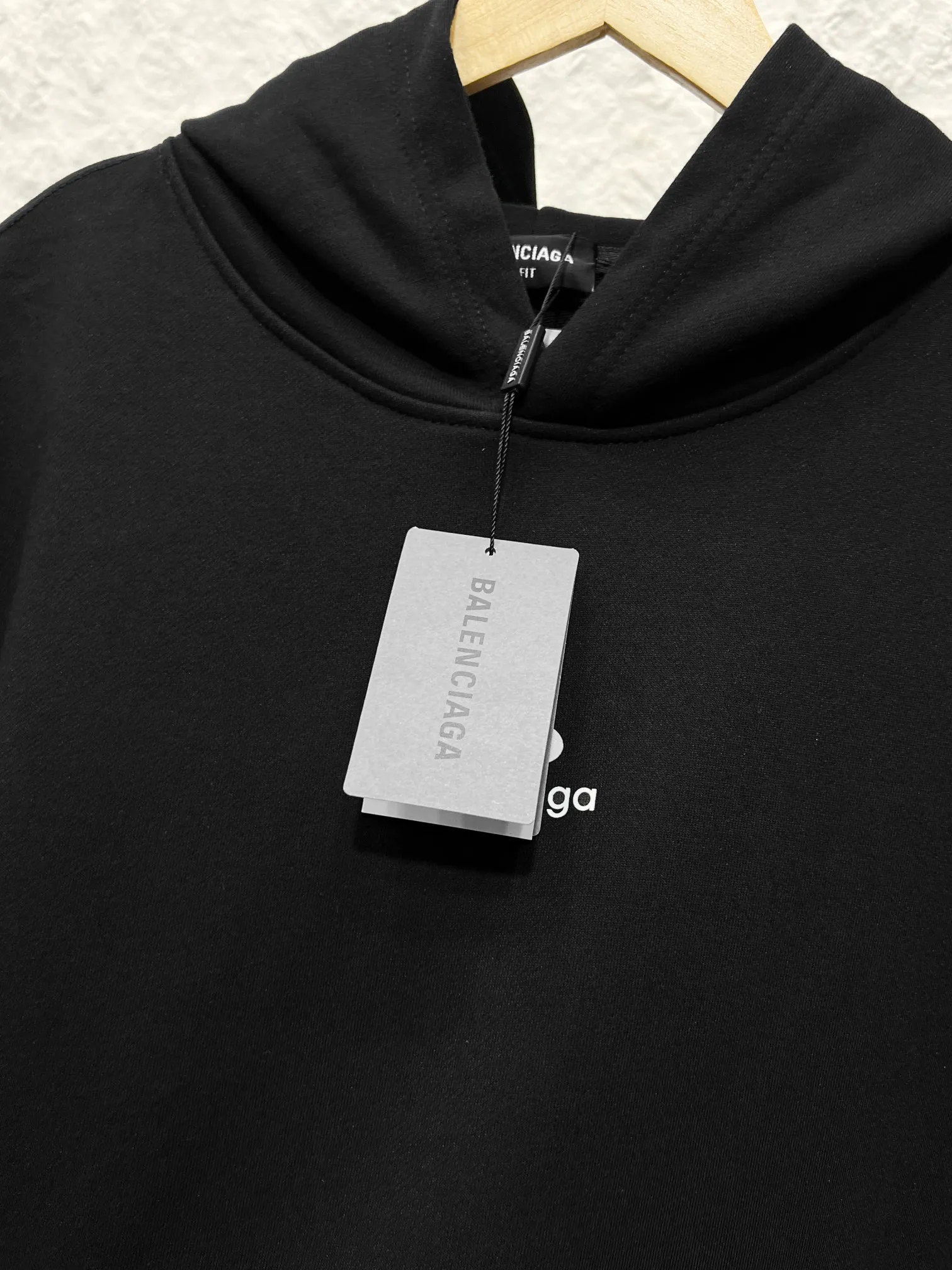 Balenciaga Bodies (in stock for a long time and will not be removed from the shelves) Printed hooded sweatshirt Customized luxurious and soft mist-feel multi-thread velvet Soft and delicate, comfortable and skin-friendly Wrapped in heavy mist Black tones are quiet to fully release the cold and high-end sense Drop-shoulder tailoring with kangaroo pockets The lazy street aura is natural The front is decorated with reflective BODIES art prints, avant-garde aesthetics are vividly presented The brand logo is printed low-key on the back of the neck and the identity is engraved. It combines pioneering aesthetics and lazy street luxury. Process 1: Use glue graffiti printing. The printing has been modified three times by the film screen. Use glue liquid paint to print the pattern on the fabric. Bake the fabric to fix the printed pattern. Process 2: The fabrics have been fermented and washed. The hand feel and texture are better. It is not easy to deform, not easy to shrink, not easy to fade, and maintains long-term beauty. Same Style hooded sweatshirt for men and women Couple Accessories: Customized 1:1 BLCG trademark Version: Loose version Color: Black Sizes: S-XL (worry-free after-sales service)